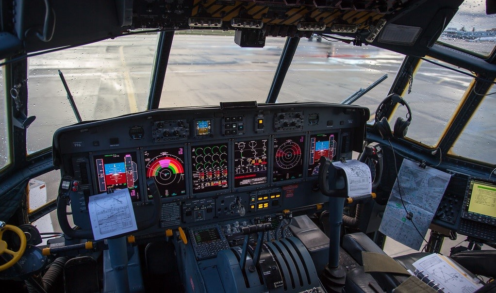 Uno de los dos primeros C-130 chilenos, la cabina fue modernizada en Chile en 2011 por ENAER y la compaa Canadian Marconi Corporation.